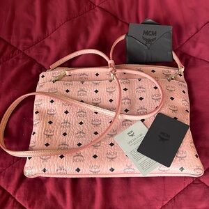 💖Like new MCM Crossbody/Clutch💖